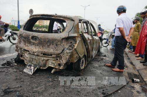 Xe ô tô bất ngờ cháy trơ khung khi đang lưu thông